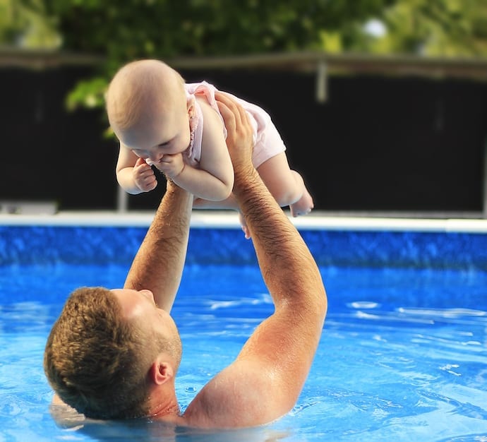 Taking a baby to the swimming pool is scary and funny